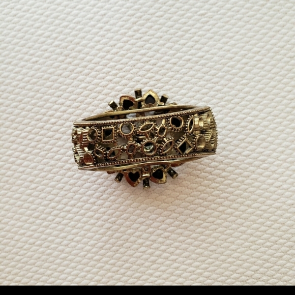 Old gold tone bracelet with black stones - Picture 11 of 13